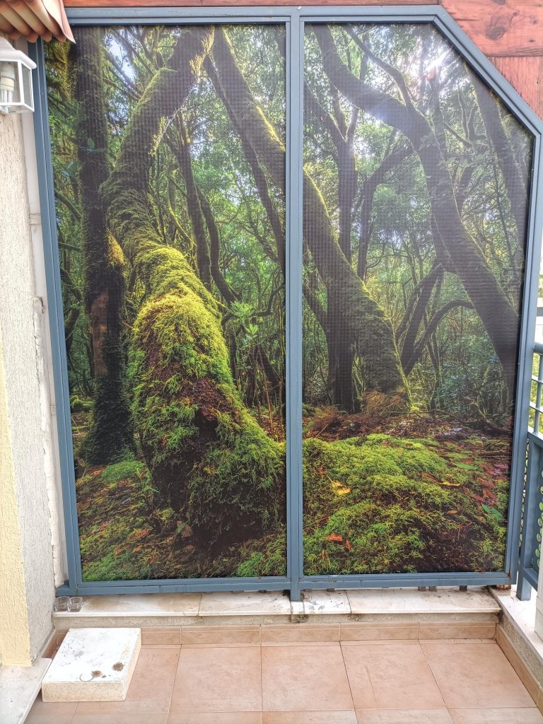 Lona publicitaria instalada en fachada comercial en Elda