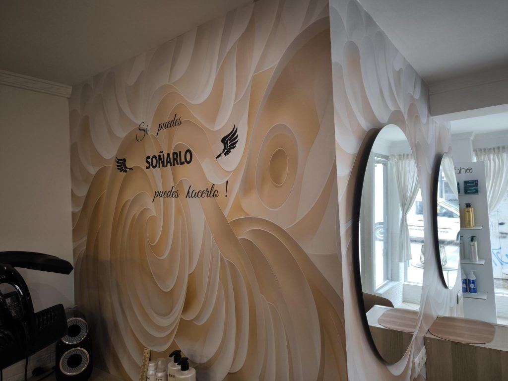 Vinilos decorativos personalizados instalados en escaparate de tienda en Ontinyent