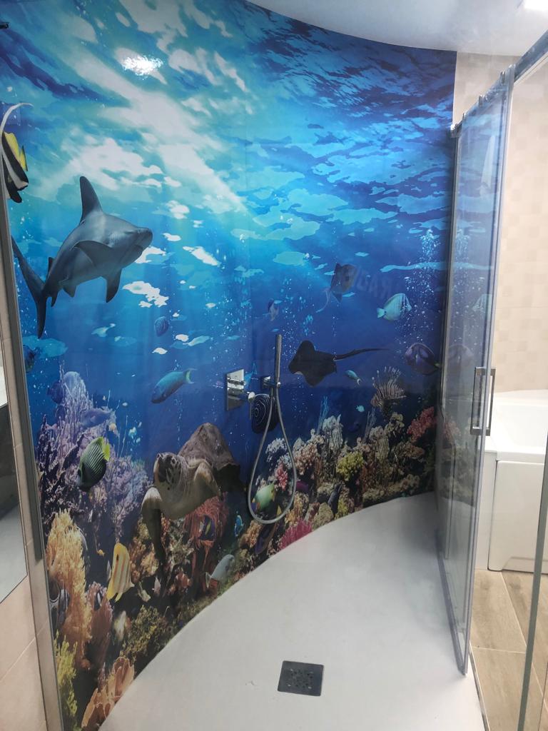 Rótulo luminoso LED instalado en fachada comercial en Xàtiva