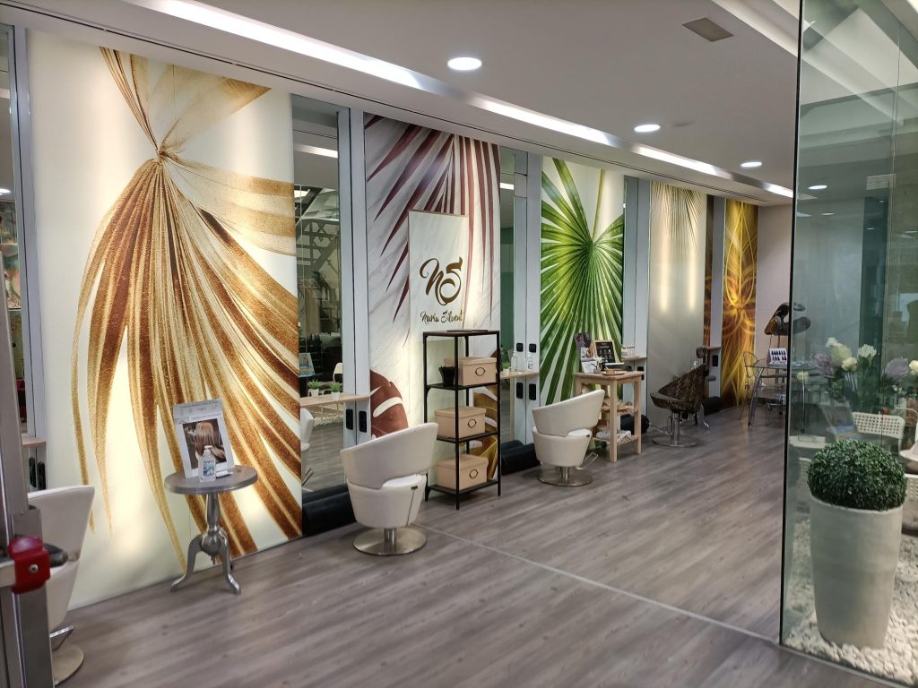 Vinilos decorativos personalizados en escaparate de tienda en Xàtiva