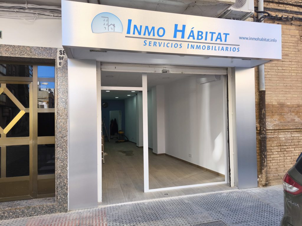 Decoración de fachada comercial en Elche por Área Rotulación