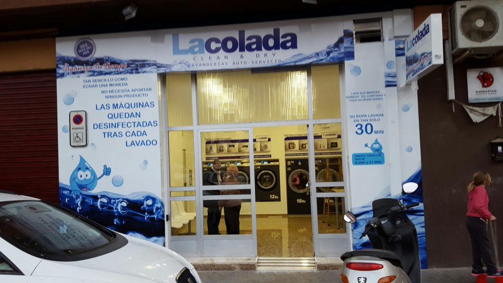 Decoración de fachada comercial moderna en San Vicente del Raspeig
