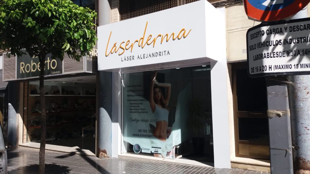 Decoración de fachada comercial moderna en Vila-real