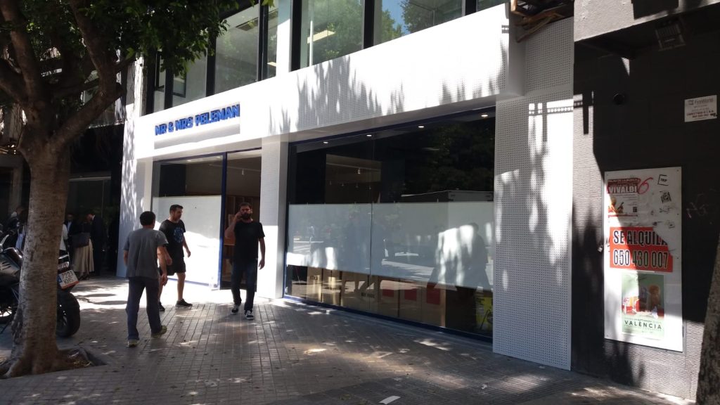 Decoración de fachada comercial moderna en Sagunto