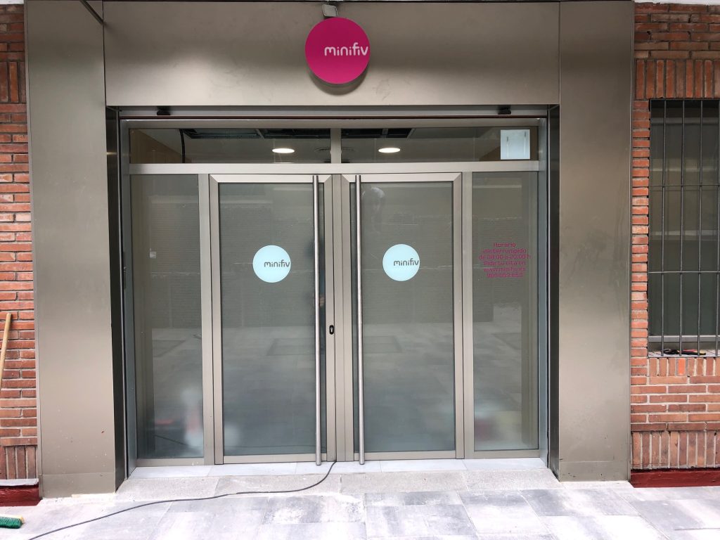 Decoración de fachada comercial moderna en Alzira