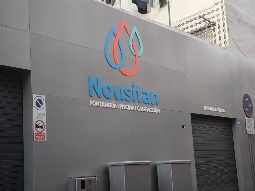 Fachada comercial decorada en Alicante por Área Rotulación