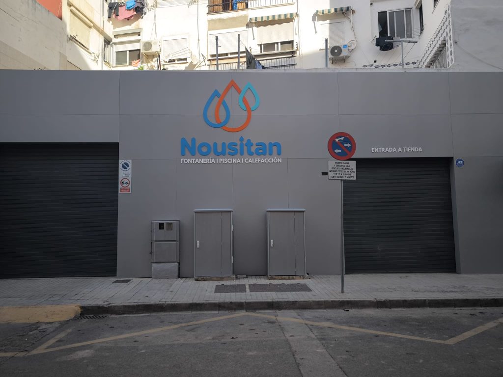 Decoración de fachada comercial moderna en Xàtiva