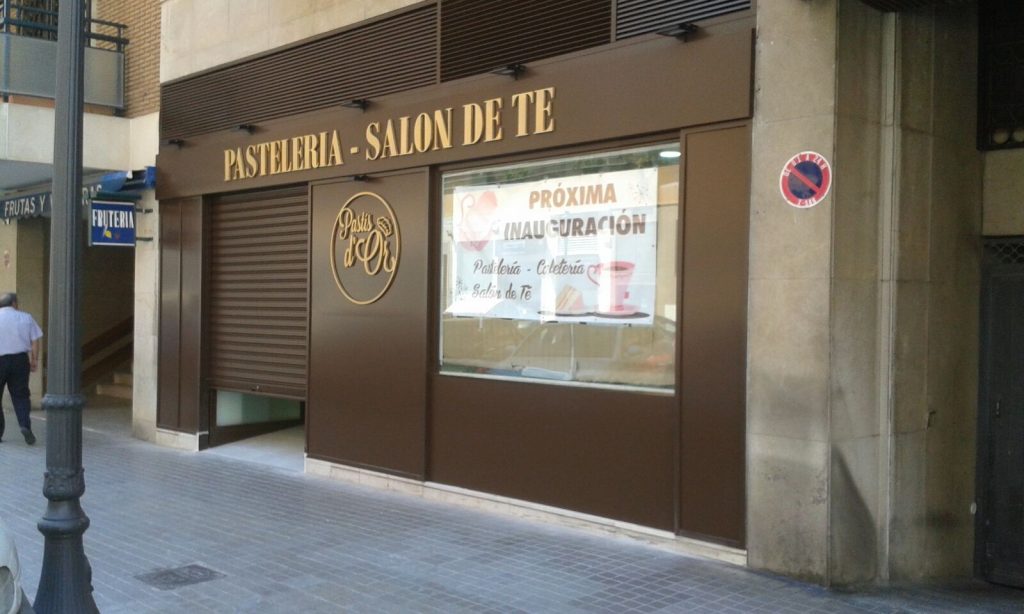 Decoración de fachada comercial moderna en Benidorm