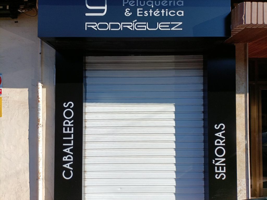 Decoración de fachada comercial moderna en Ontinyent
