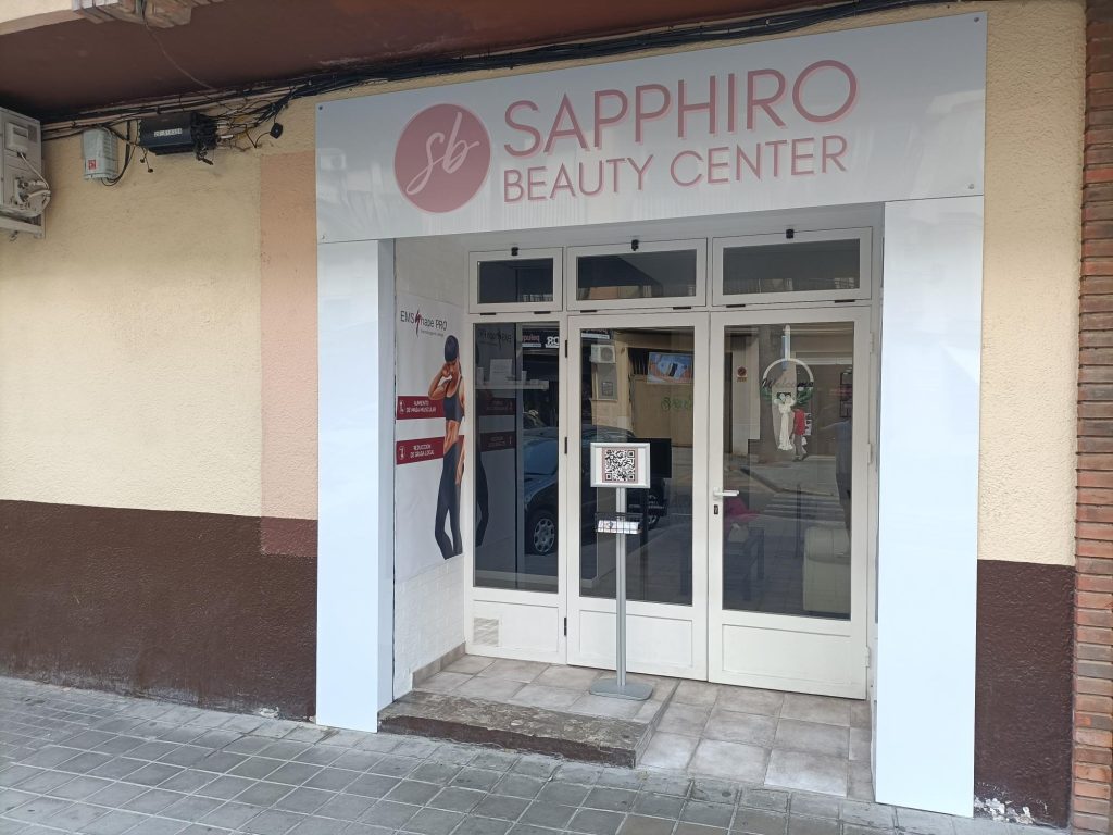 Decoración de fachada comercial moderna en Mislata