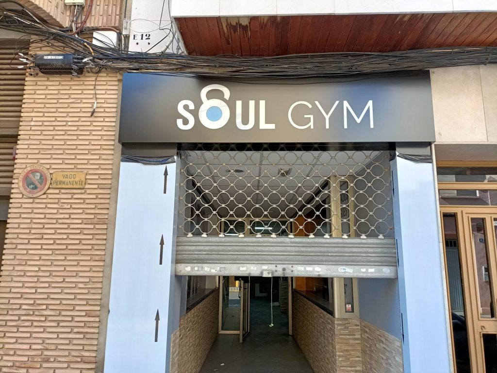 Decoración de fachada comercial moderna en Gandía