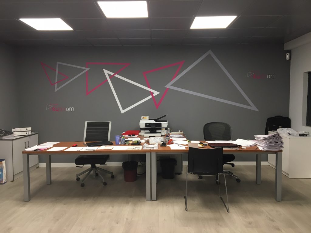 Vinilos decorativos personalizados para escaparates en Xàtiva