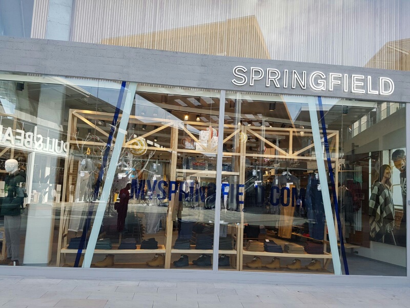 Rótulo comercial moderno instalado en Mislata