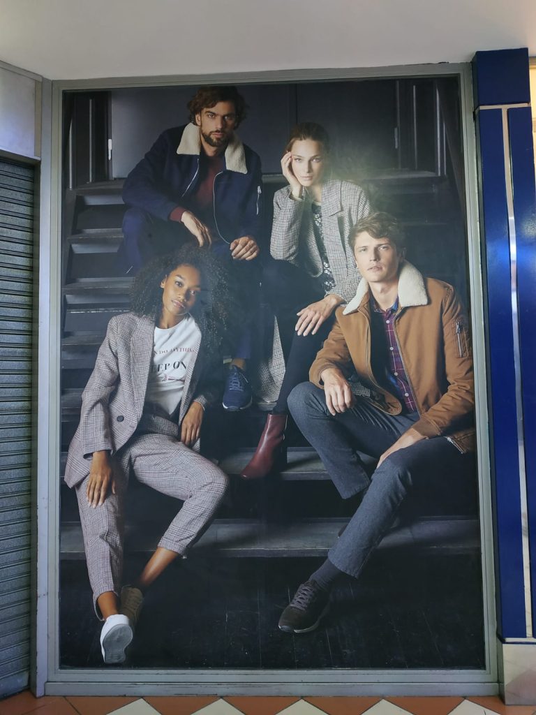 Vinilos decorativos personalizados para escaparate en Castellón