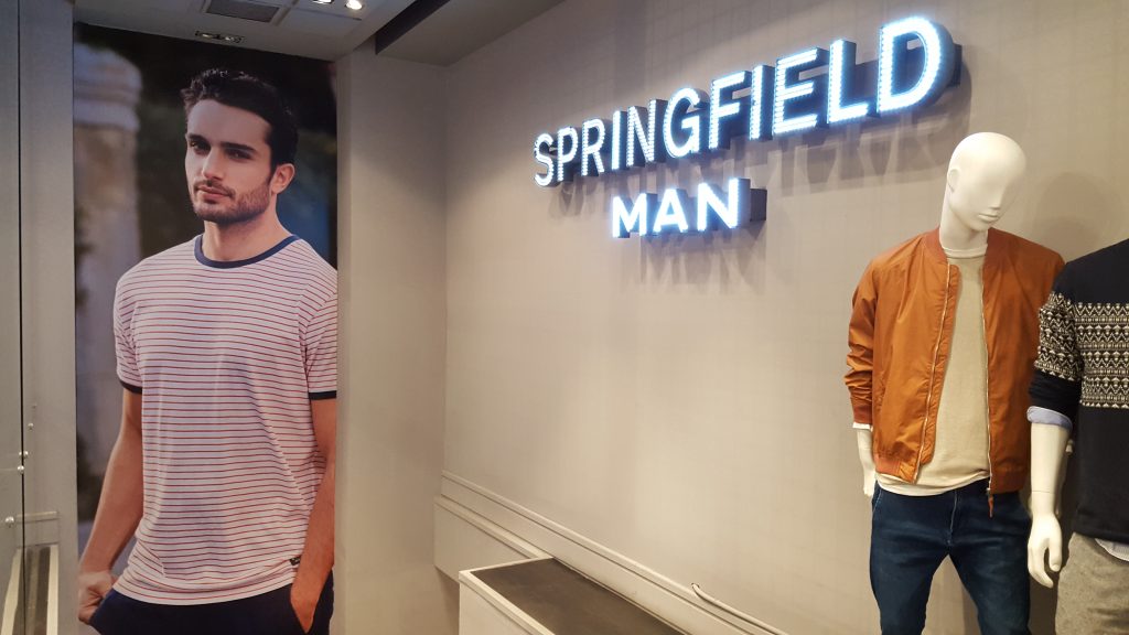 Vinilos decorativos personalizados para escaparates en Alzira