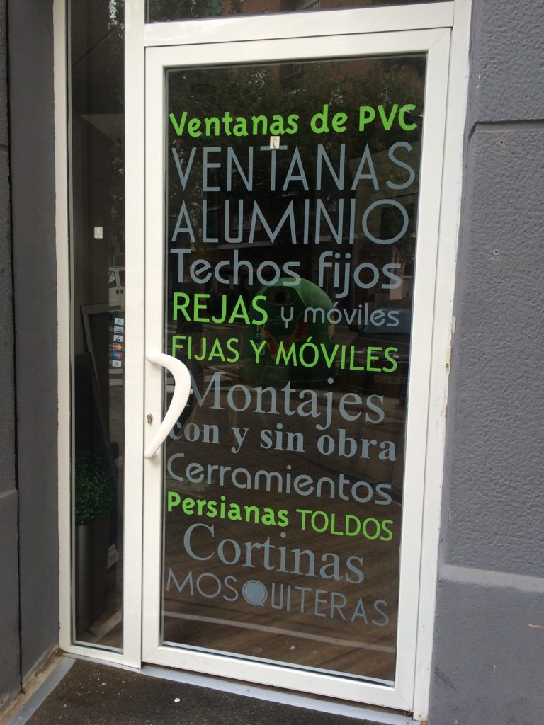 Vinilos decorativos personalizados para escaparates en Xàtiva