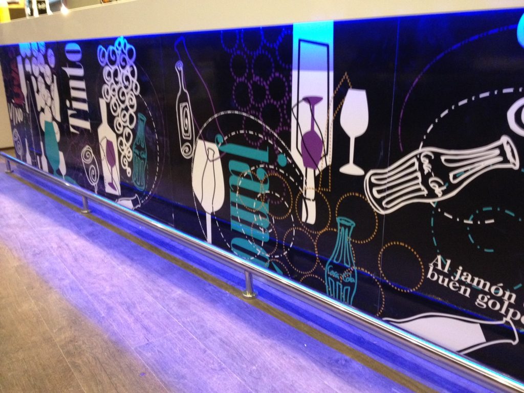 Vinilos decorativos personalizados para escaparates en Sagunto