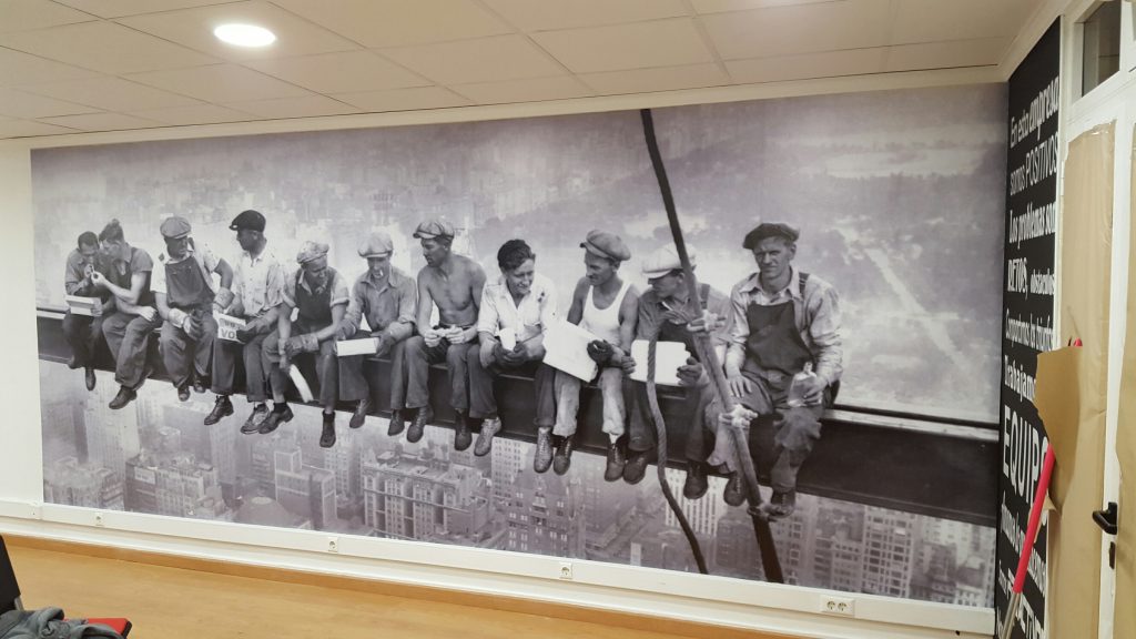 Vinilos decorativos personalizados para escaparate en Elche