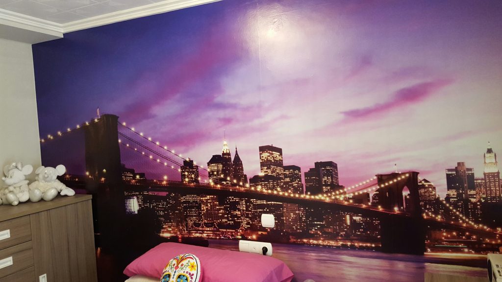 Vinilos decorativos personalizados instalados en escaparate comercial en Alzira