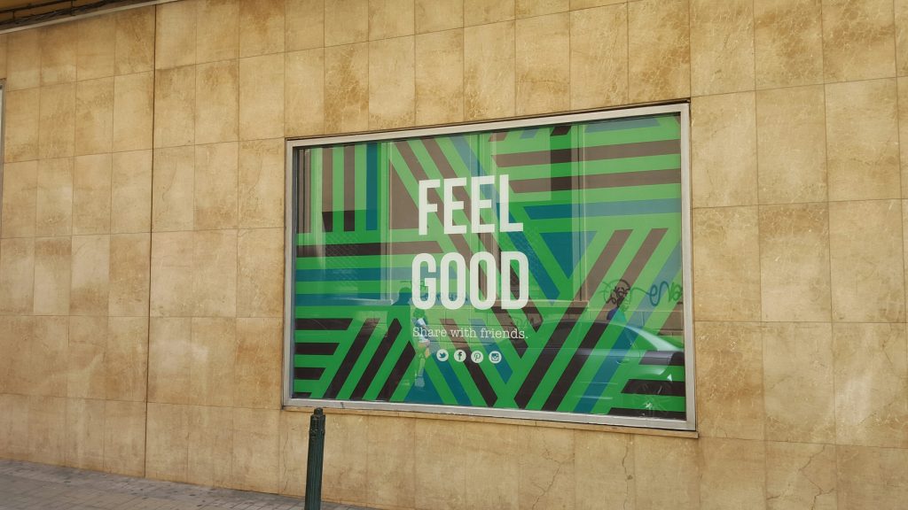 Vinilos decorativos personalizados en escaparate de tienda en Elda