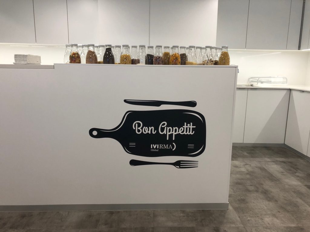 Vinilos decorativos personalizados para escaparates en Elda