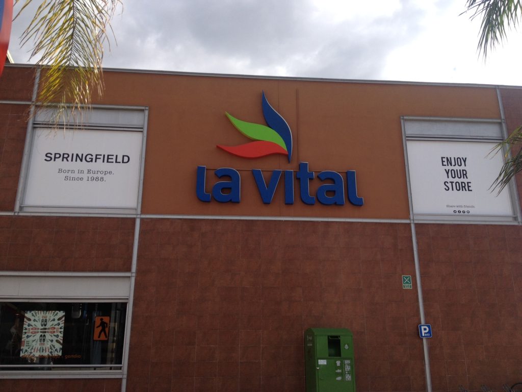 Letras corpóreas personalizadas en fachada de local en Gandía