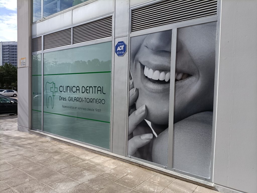 Vinilos decorativos personalizados instalados en escaparate comercial en Denia