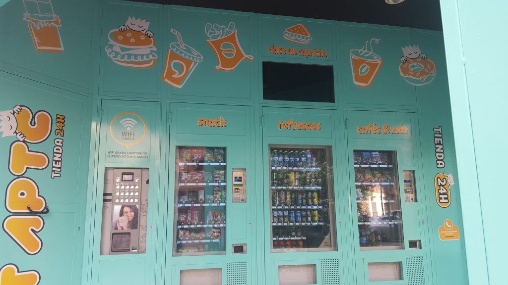 Vinilos decorativos personalizados instalados en escaparate comercial en Denia