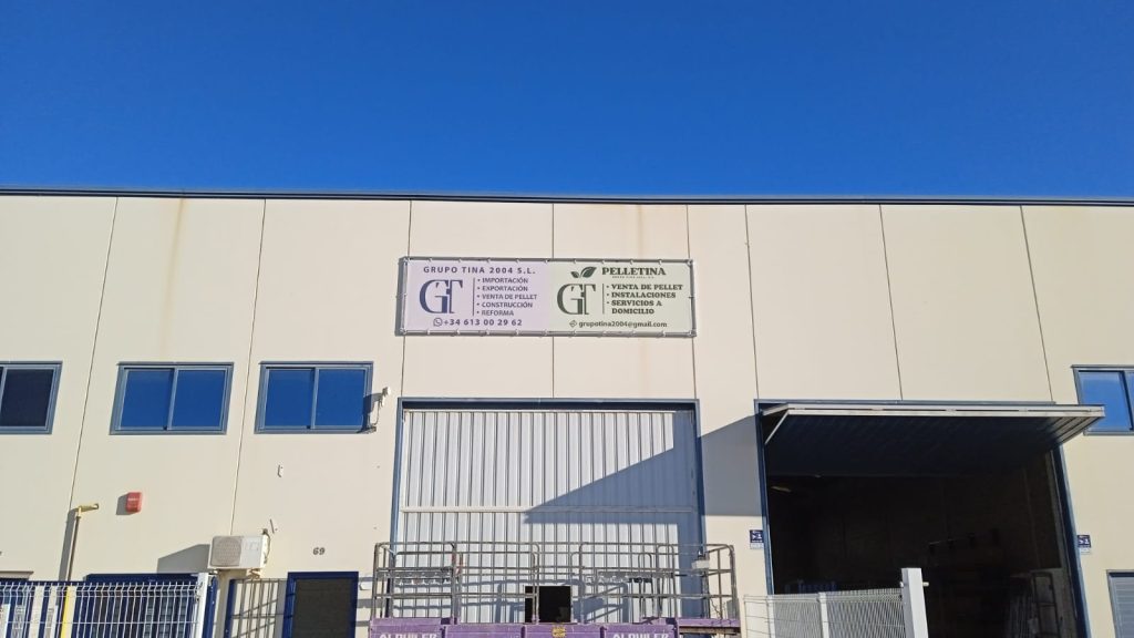 Lona publicitaria exterior instalada en fachada de Alcoy