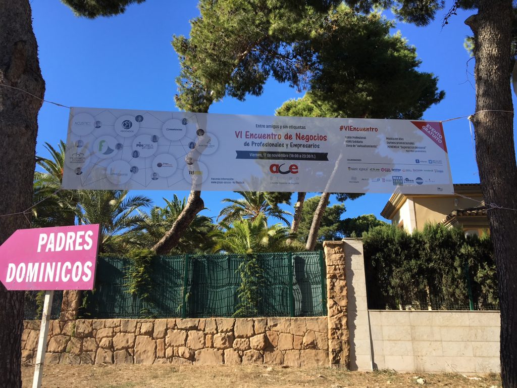 Lona publicitaria instalada en fachada comercial en Elda