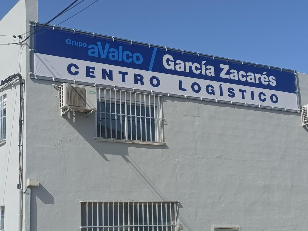 Lona publicitaria instalada en fachada comercial en San Vicente del Raspeig