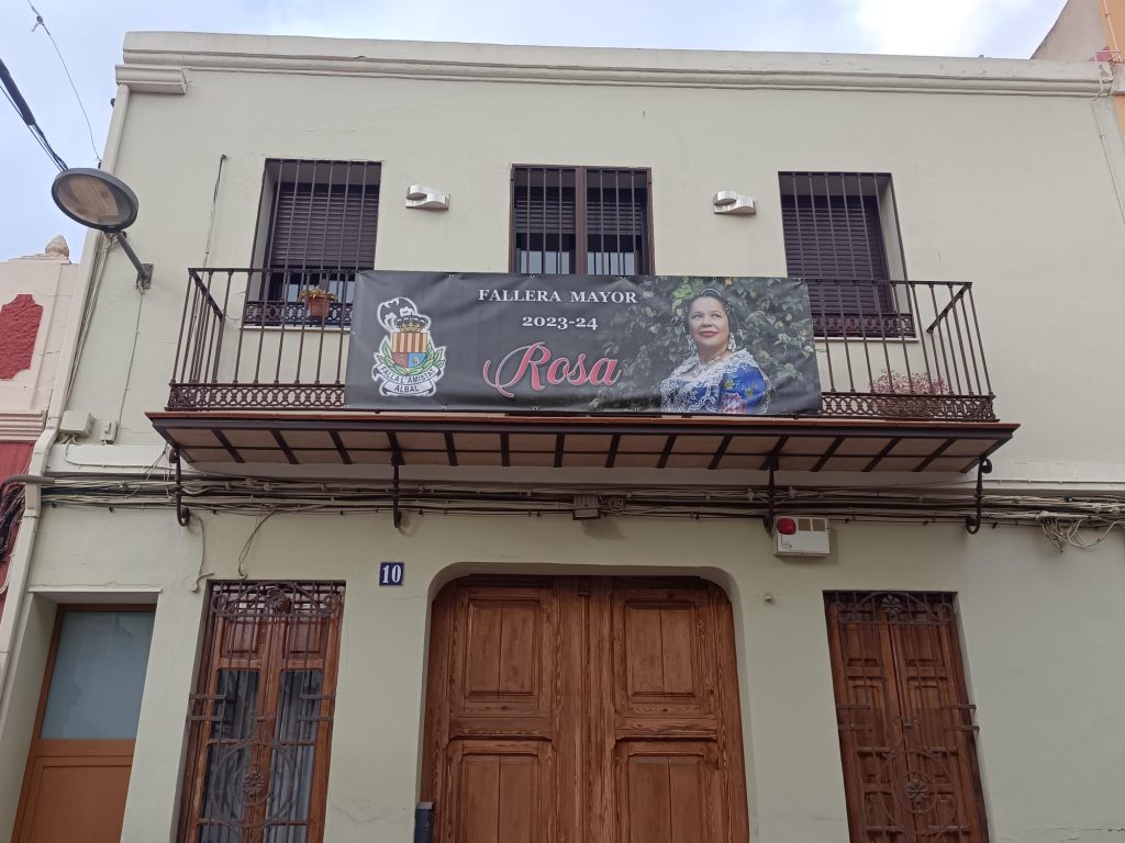 Lona publicitaria instalada en fachada comercial en Denia