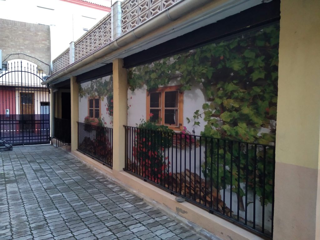 Lona publicitaria instalada en fachada comercial en Vila-real