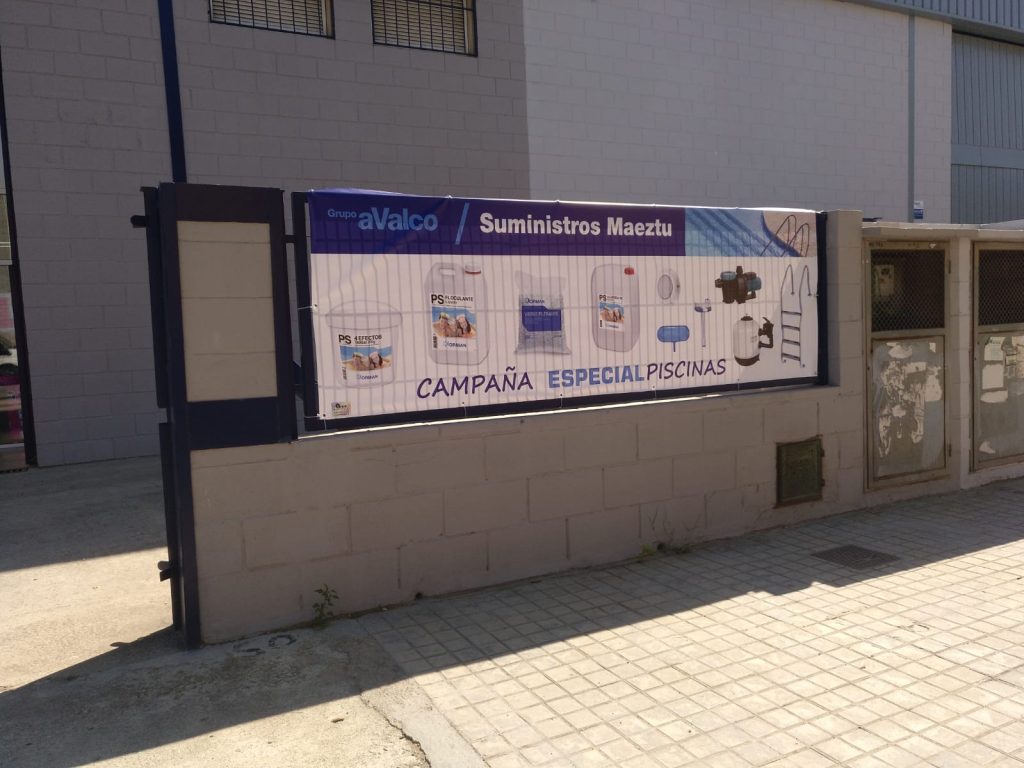 Lona publicitaria instalada en fachada en Torrent