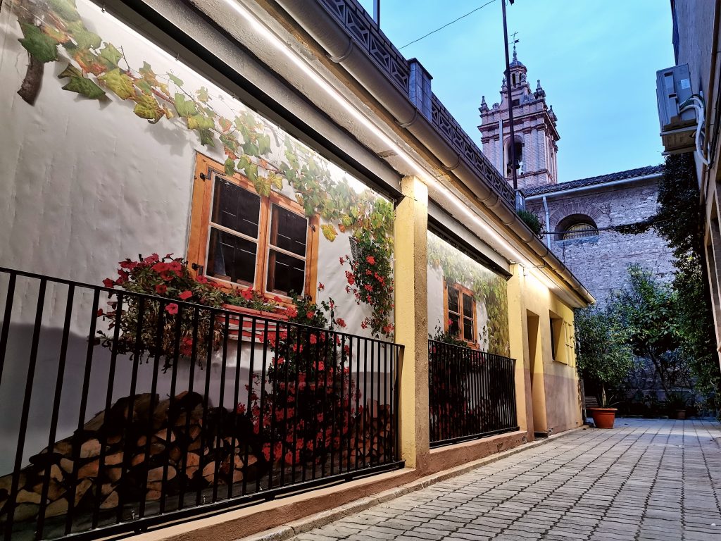 Lona publicitaria instalada en fachada de edificio en San Vicente del Raspeig