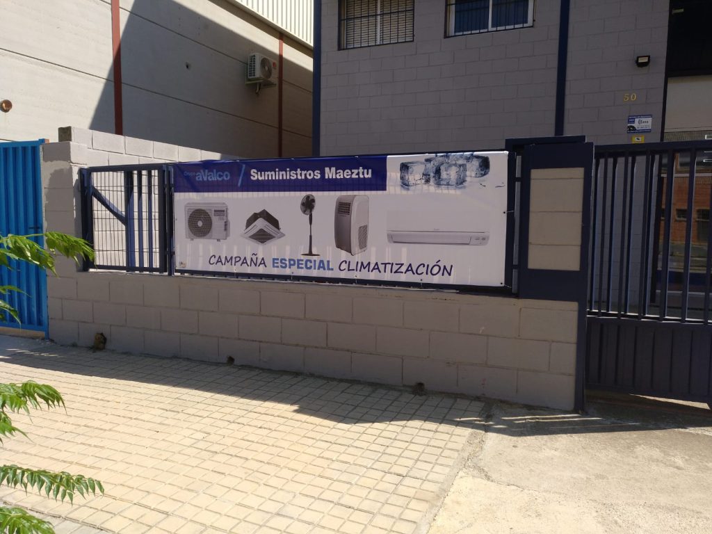 Lona publicitaria exterior instalada en fachada de Benidorm