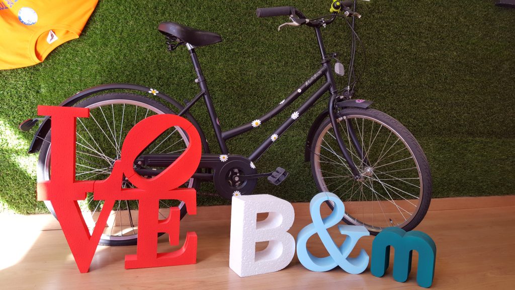 Letras corpóreas de aluminio instaladas en fachada comercial en Alcoy