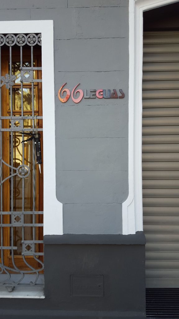 Letras corpóreas instaladas en fachada comercial en Ontinyent