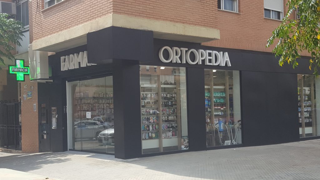 Letras corpóreas instaladas en fachada comercial en Manises