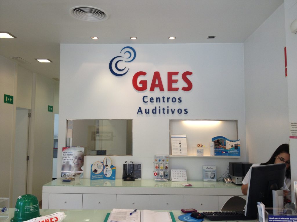 Letras corpóreas instaladas en fachada comercial en Denia