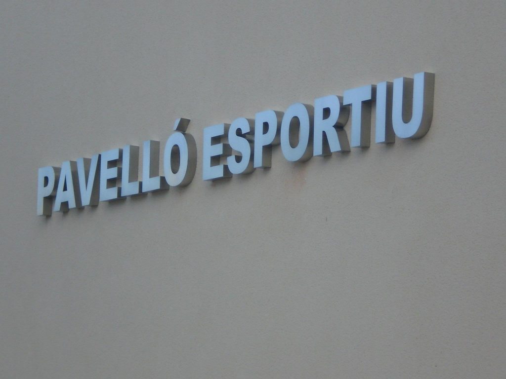 Letras corpóreas instaladas en fachada de negocio en Gandía