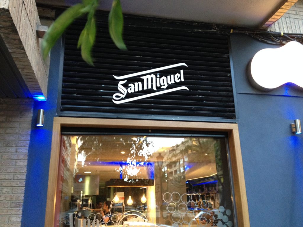 Letras corpóreas instaladas en fachada comercial en Alzira