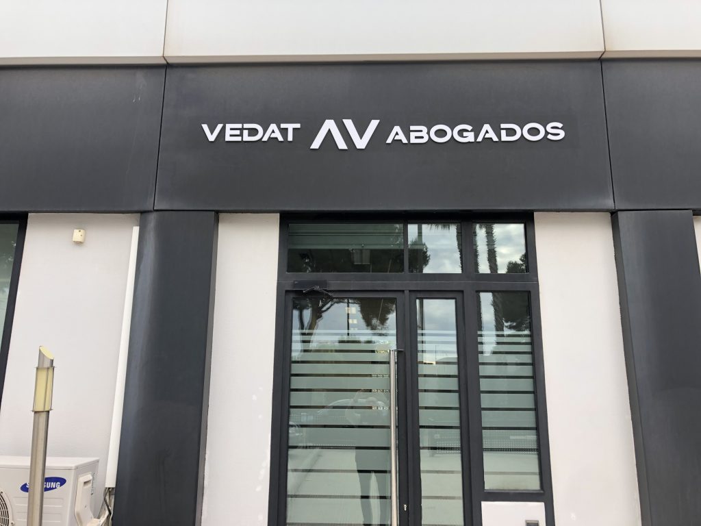 Letras corpóreas instaladas en fachada comercial en Paterna