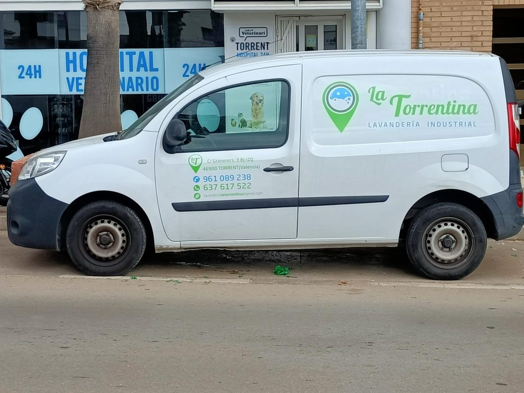 Rotulación de furgoneta con vinilo publicitario en Torrent