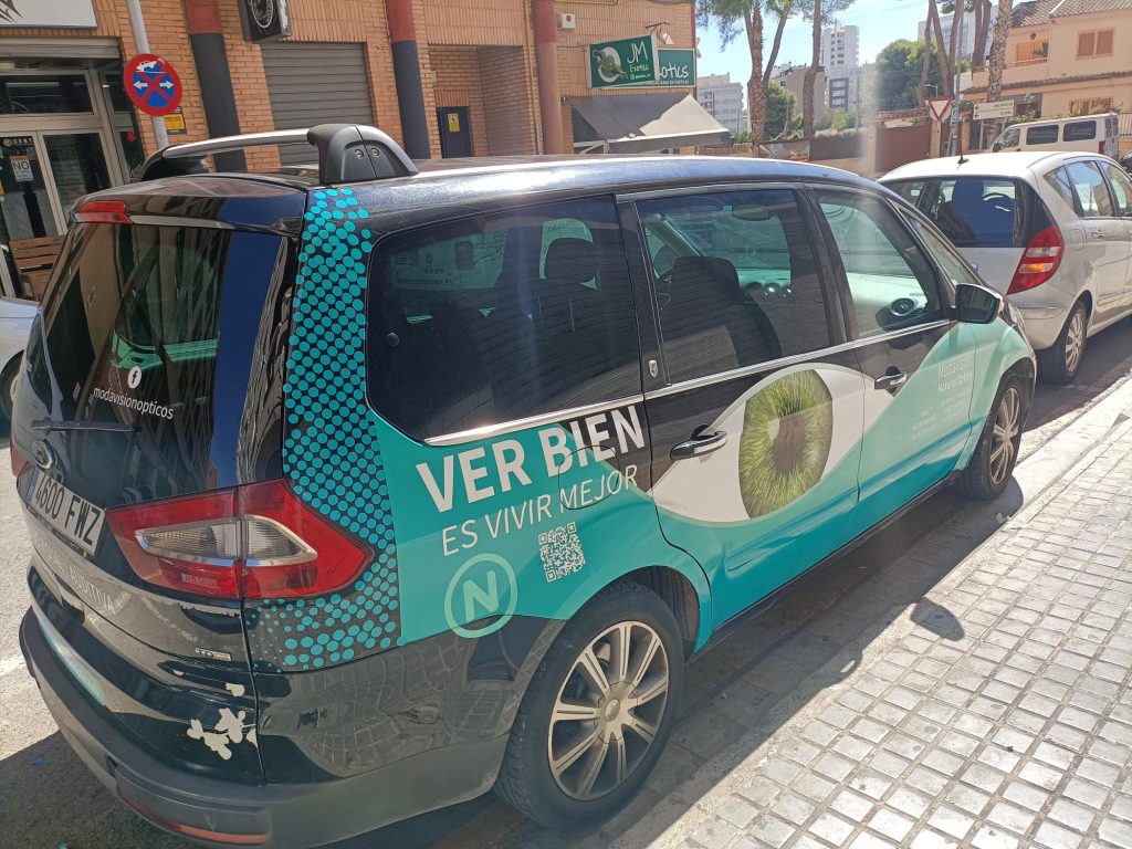 Rotulación de vehículo comercial en Torrent