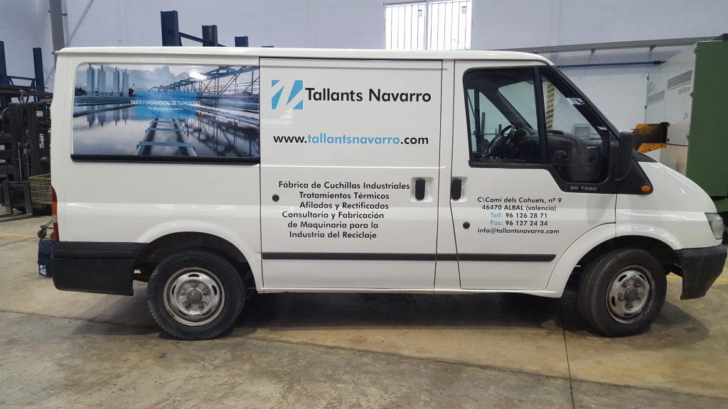 Rotulación de furgoneta comercial con vinilos personalizados en Elda