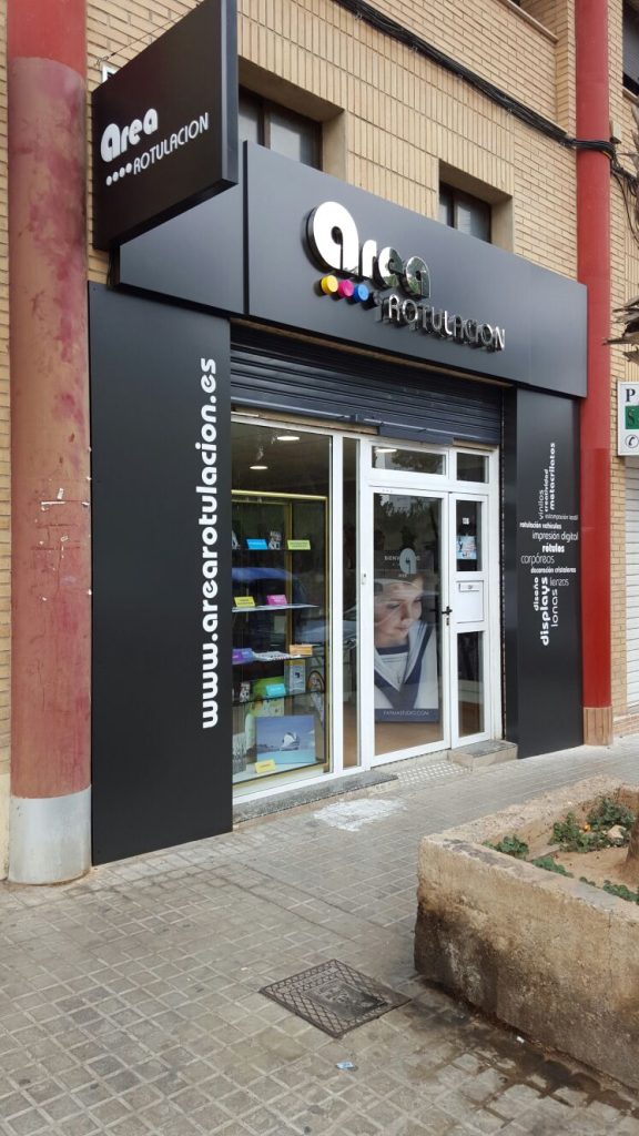 Rótulo comercial luminoso instalado en Benidorm