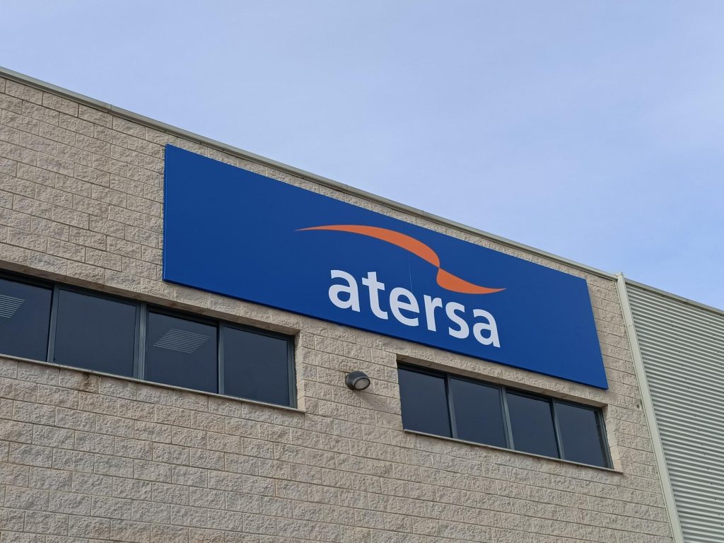 Lona publicitaria instalada en fachada de edificio comercial en Vila-real