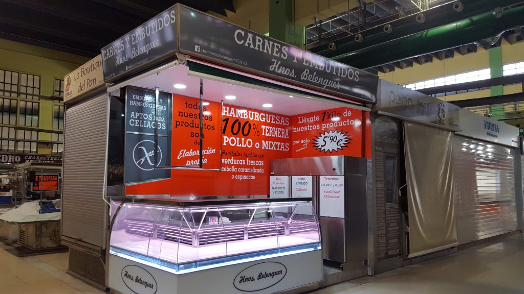 Rótulo comercial moderno instalado en Ontinyent