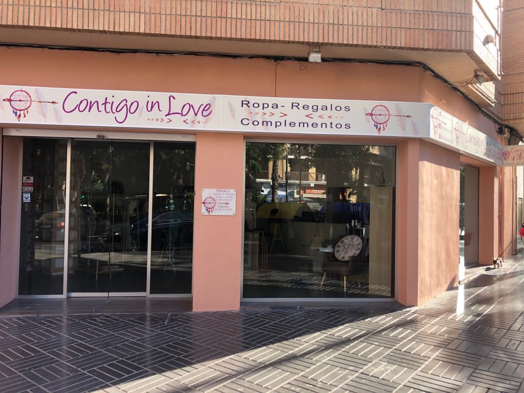 Rótulo luminoso LED instalado en fachada comercial en Vila-real